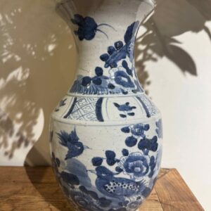 blauw witte handbeschilderde vaas