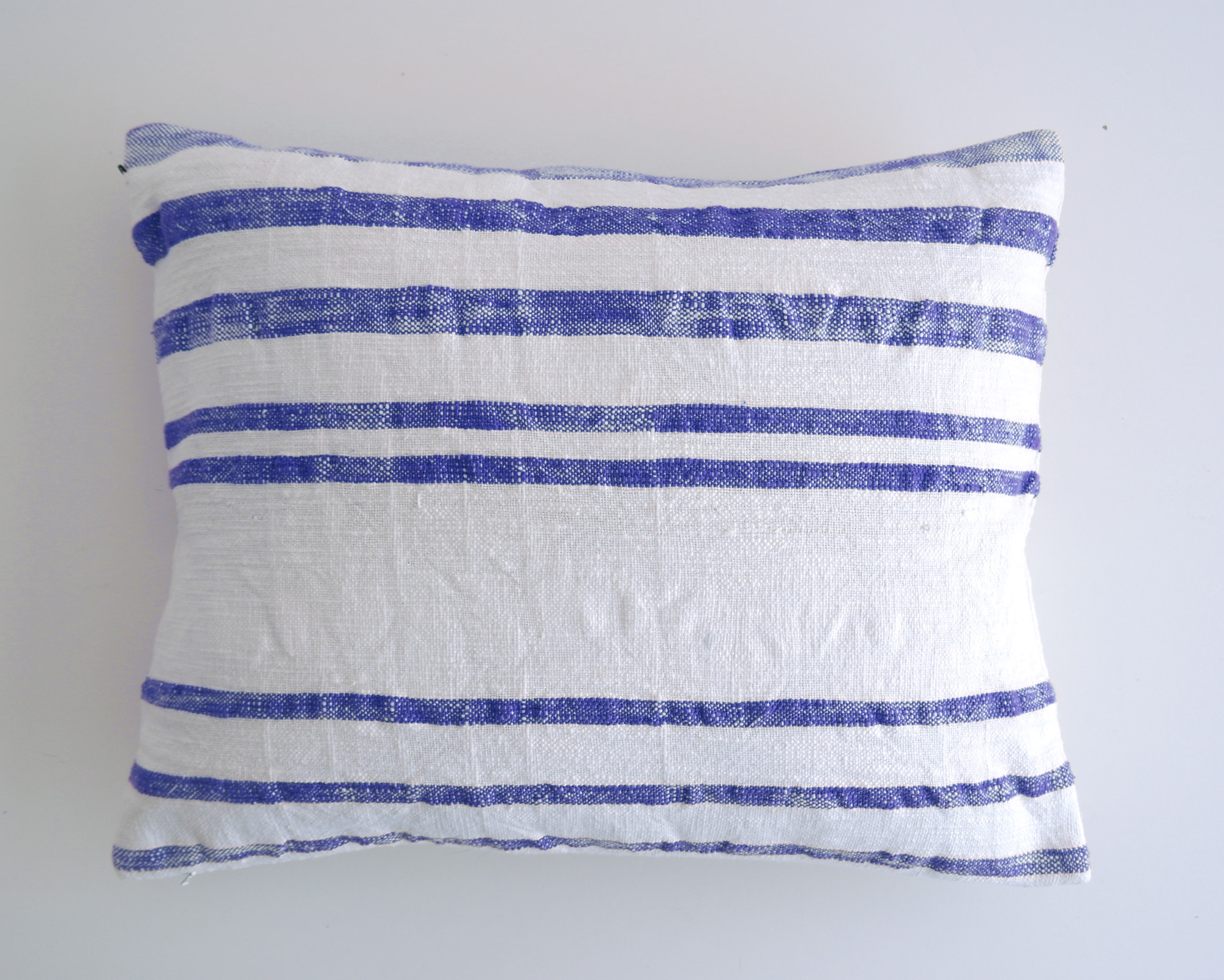 blauw/wit gestreepte kussen 50x40