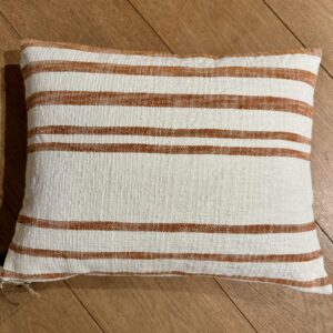 beige/wit gestreepte kussen 50x40