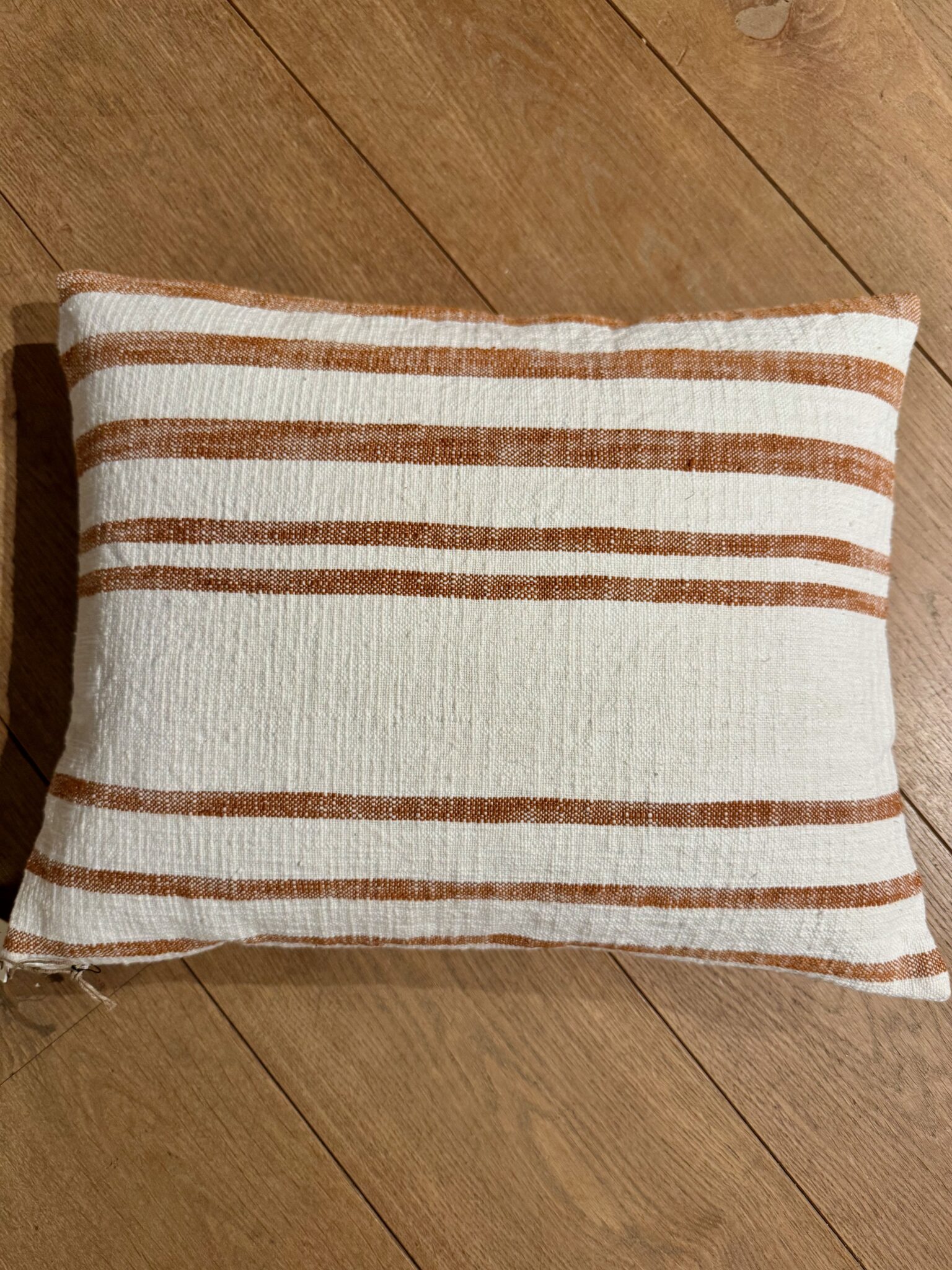 beige/wit gestreepte kussen 50x40